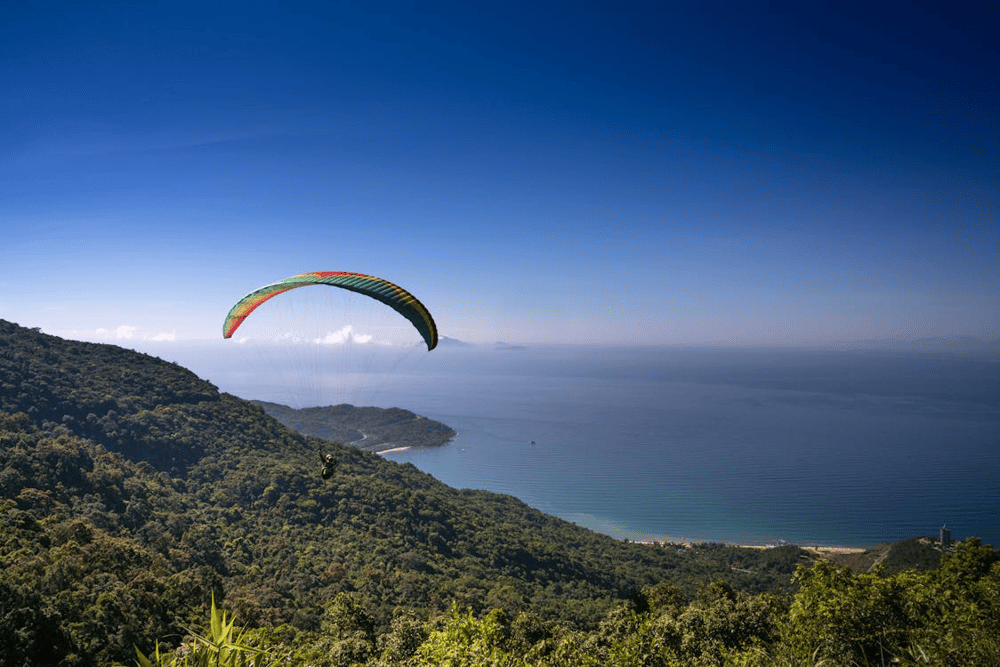 A unique experience called Paragliding offers panoramic views of My Khe Beach and Danang City from above (Source: Pexels)